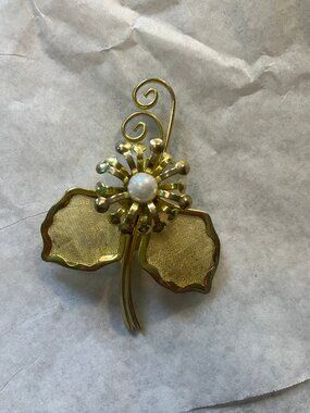 Vintage Goldtone Daisy Flower Brooch with Pearl Center